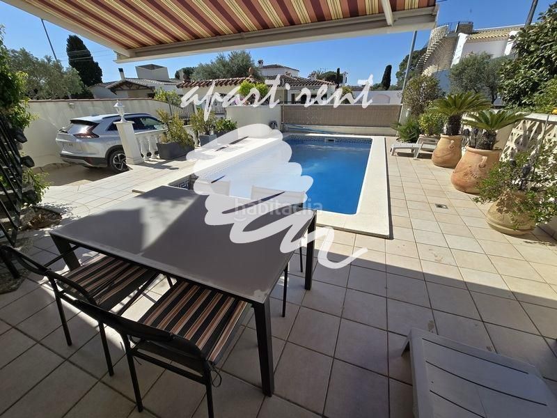 Foto d1e5dc79-f041-4aed-989a-46fe06458bbb. Casa amb aparcament piscina a Peni Empuriabrava