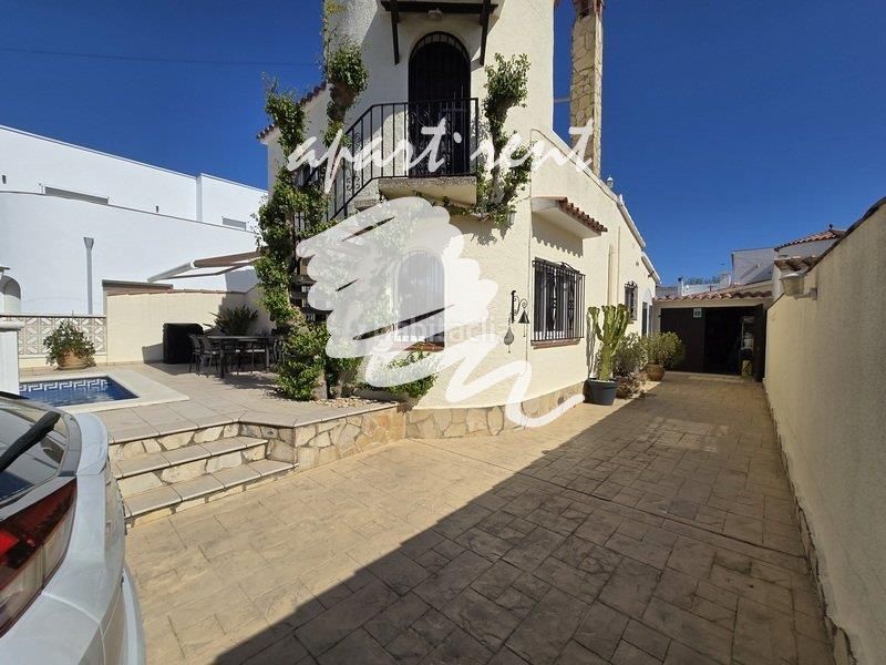 Foto e83659c2-0555-407b-ba50-8d6722d98ea5. Casa amb aparcament piscina a Peni Empuriabrava