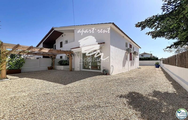 Foto 579e8131-428a-49b5-82d0-31c4e5d3eed9. Casa amb calefacció aparcament a Peni Empuriabrava