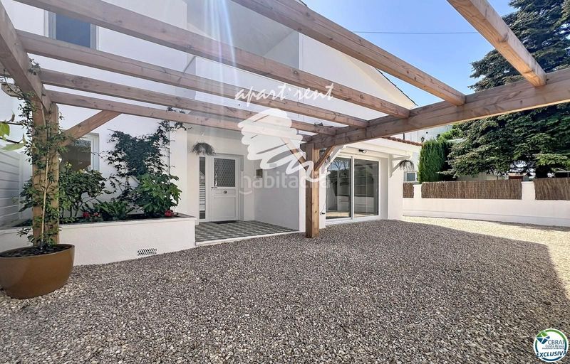 Foto 78f2f9df-2f9d-4774-8241-a7221cd426d1. Casa amb calefacció aparcament a Peni Empuriabrava