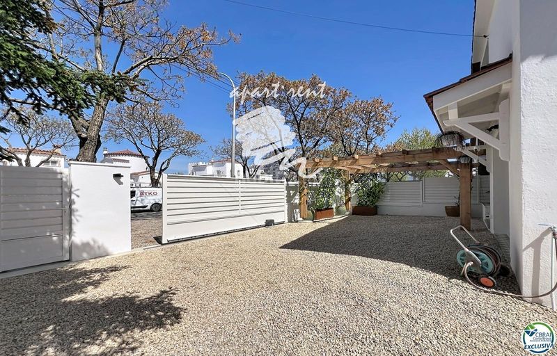 Foto f432cadd-1ddc-4a13-8f51-2b86e5fc9258. Casa amb calefacció aparcament a Peni Empuriabrava
