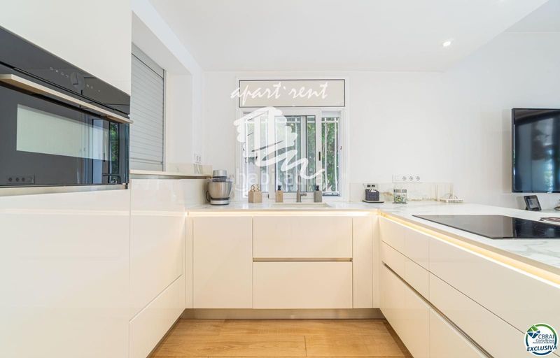 Foto 02b67eca-6035-4826-b15c-624060d48ef2. Casa amb calefacció aparcament piscina a Peni Empuriabrava