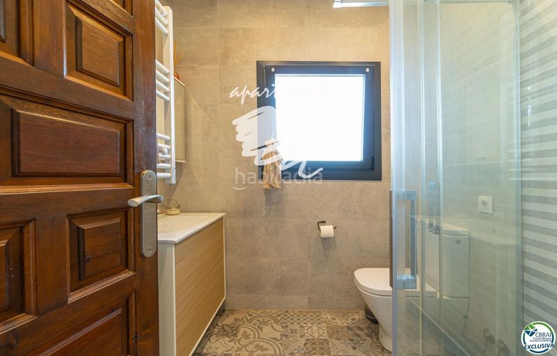 Foto 097e8f87-6851-463d-8077-0080002d8710. Casa amb calefacció aparcament piscina a Peni Empuriabrava