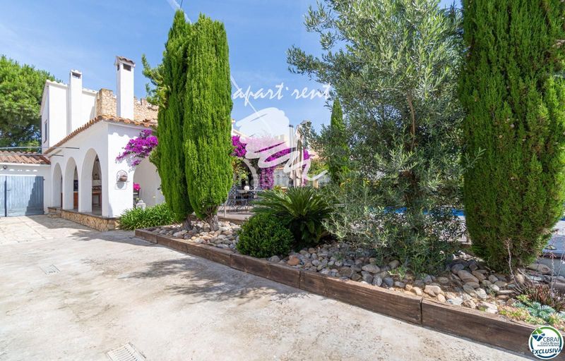 Foto dd3fd6b2-2abc-4238-918d-62155514ee5a. Casa amb calefacció aparcament piscina a Peni Empuriabrava