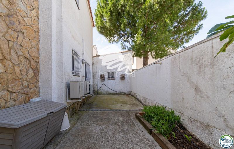 Foto e35d35fd-e096-4c53-85e6-e9cc0b828313. Casa amb calefacció aparcament piscina a Peni Empuriabrava