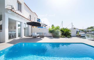 Haus  Del port joan. Port joan elegante villa con piscina, amarre y acceso directo al
