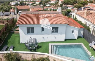 Casa  Cordova. Mas fumats casa con licencia turística, piscina y vistas a la ba