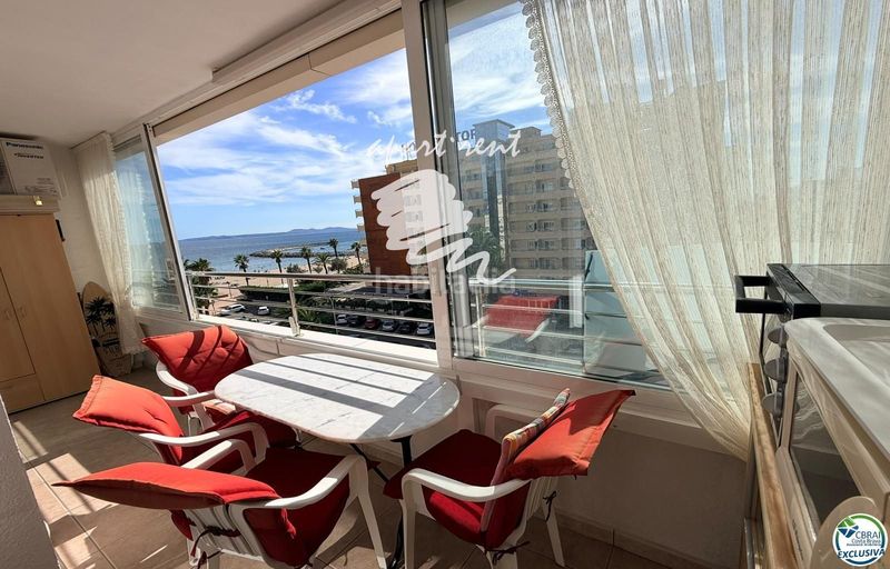 Foto 15c8ef71-feac-4175-b24b-a39dc426b7ff. Piso holiday center primera línea, vistas espectaculares al mar, reformado en Roses