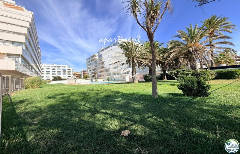 Foto 2152af5f-51b7-4696-8d53-7dd2fa3bb9f7. Piso holiday center primera línea, vistas espectaculares al mar, reformado en Roses