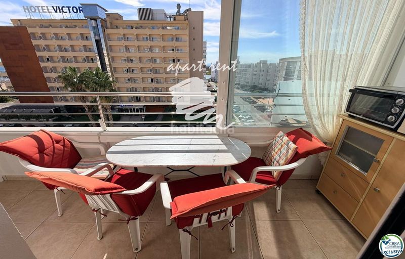 Foto 4fceddc3-fba5-4c40-863d-1bc558dde6fc. Piso holiday center primera línea, vistas espectaculares al mar, reformado en Roses
