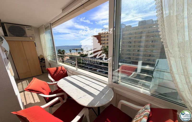 Foto 725fcbe1-f4e0-4229-853e-2b639d328147. Piso holiday center primera línea, vistas espectaculares al mar, reformado en Roses