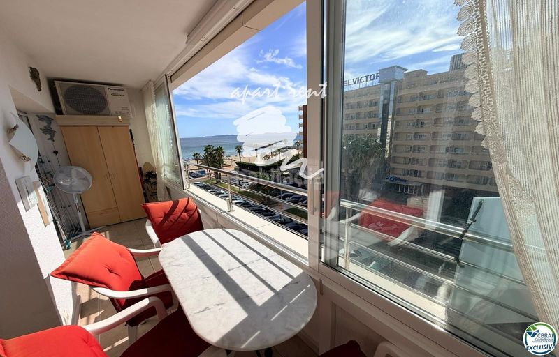 Foto e35f2e58-3f61-4bb6-a39f-db94196e3749. Piso holiday center primera línea, vistas espectaculares al mar, reformado en Roses