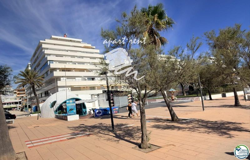 Foto ef65df5f-e13b-4f85-b171-2679a82e58bf. Piso holiday center primera línea, vistas espectaculares al mar, reformado en Roses