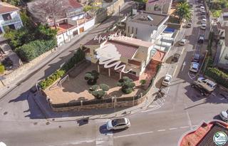 Casa  Gran via pau casals. Gran via roses chalet con piscina, jardín y garaje en el centro