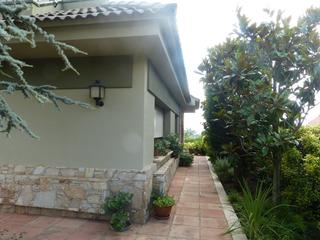 Casa  Carrer gavarres. Casa unifamiliar de 325 m2, con 4 habitaciones dobles, 2 garajes