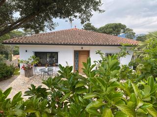 Chalet dans Carrer dels joncs 98. Casa con piscina situada en la urbanizacin mas trempat, consta