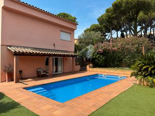 Xalet a Carrer ter 9. Casa con jardín y piscina en mont-ras