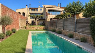 Masia a Carrer de sant genís 6. Casa de pueblo situada en casavells, distribuida en dos plantas,
