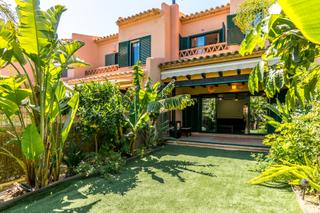 Casa adosada en Golf Bahía. Maravillosa casa adosada con jardín privado