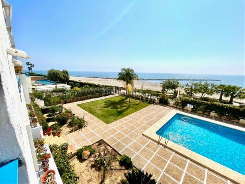 Foto 98693bd6-68d0-4437-8ee7-5ad32be8d157. Alquiler apartamento  en primera línea de mar con piscina y parking junto al paseo marítimo en Altea