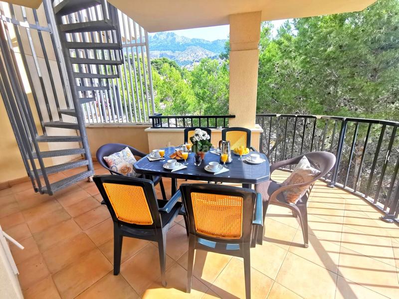 Foto 21ad70cf-ab8e-4ff0-b17b-054c6d3e945e. Alquiler apartamento atico duplex en urbanización con terrazas, piscina y vistas al mar en Altea