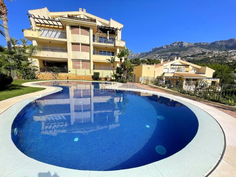 Foto 98a68bca-0942-46a9-b70e-43b0a9dd6598. Alquiler apartamento atico duplex en urbanización con terrazas, piscina y vistas al mar en Altea