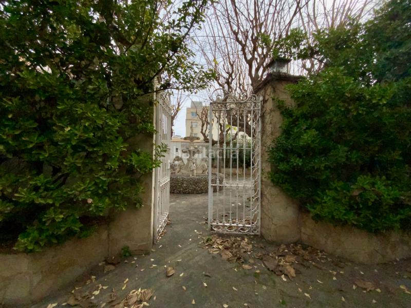 Foto 4f2b11b4-2120-43f5-9424-351a4de04859. Casa adosada en el centro con jardín privado de 340 m² en Mataró