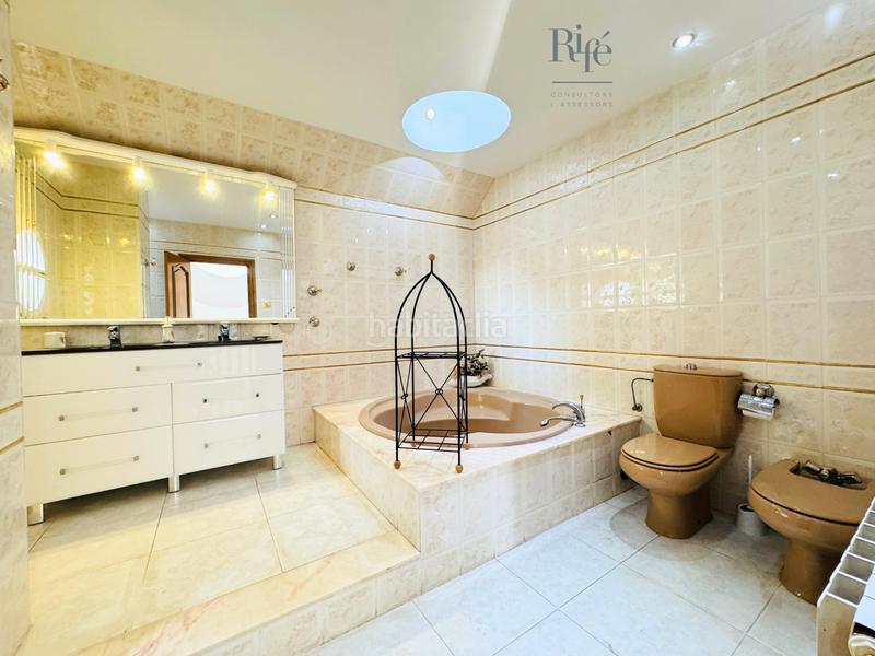 Foto 1943b5f5-be3f-4bd9-8c47-8b453f1d5f24. Chalet avec cheminée chauffage parking piscine dans Pallejà