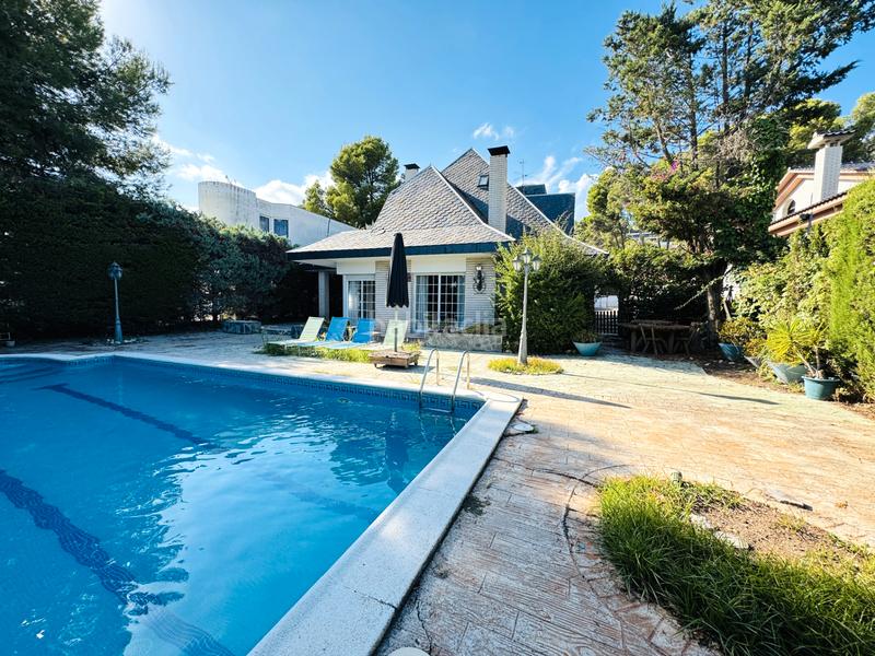 Foto 5d36a820-ff98-4576-b299-6daa55531db0. Chalet avec cheminée chauffage parking piscine dans Pallejà