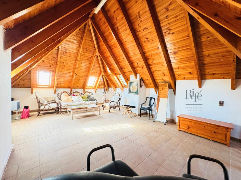 Foto c3d98fba-010d-4c1f-bbf7-6e5a09628c52. Chalet avec cheminée chauffage parking piscine dans Pallejà