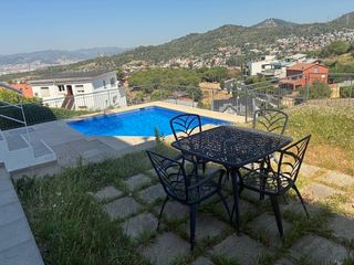 Casa pareada en La Miranda-Can Candeler. Casa en zona residencial