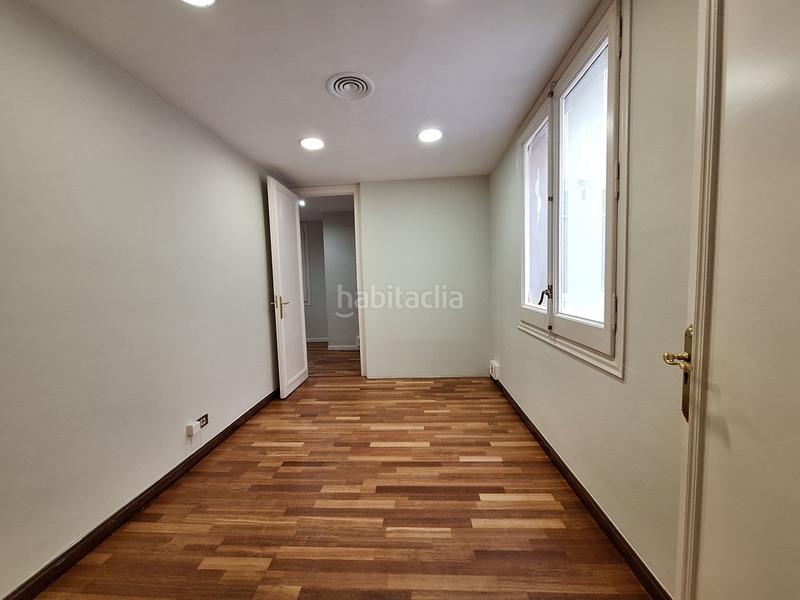 Foto d9b243bc-2fec-4186-bae1-fb216849a52c. Alquiler local comercial despacho profesional en paseo de gracia en Barcelona
