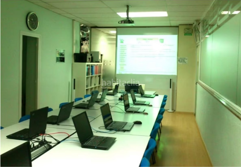Foto 550231c0-11c0-4c09-aa1c-386359fa1a49. Local comercial  con posibilidad de cambio de uso en Badalona
