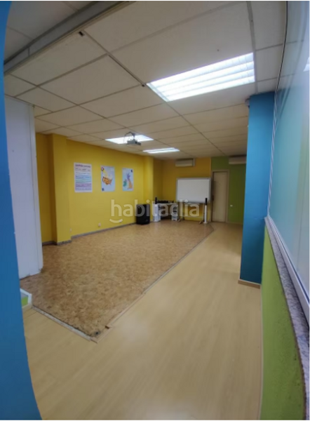 Foto b1305b6f-50af-4168-82b7-f5a4745b7761. Local comercial  con posibilidad de cambio de uso en Badalona