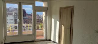 Pis a La Torrassa. Piso a reformar con terraza y vistas despejadas