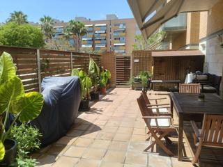 Pis  Rosa sensat. Bajo con terraza privada y piscina comunitaria
