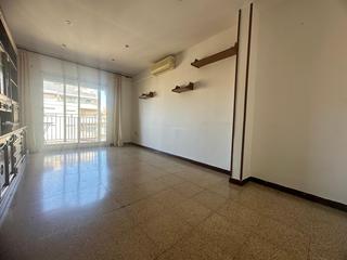 Piso en La Nova Esquerra de l´Eixample. Piso soleado con vistas despejadas, terraza y ascensor