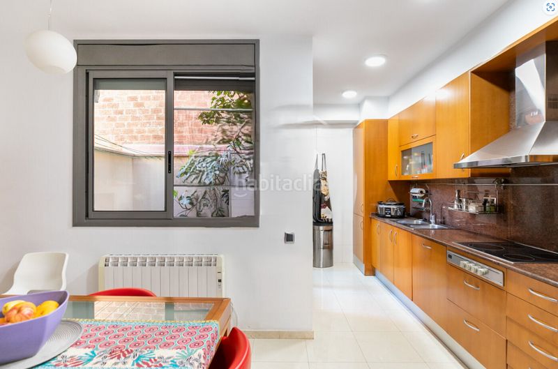 Foto 5f75fe63-4e8e-4c1d-bf3f-136d5e36a9b5. Casa en El Camp de l´Arpa del Clot Barcelona