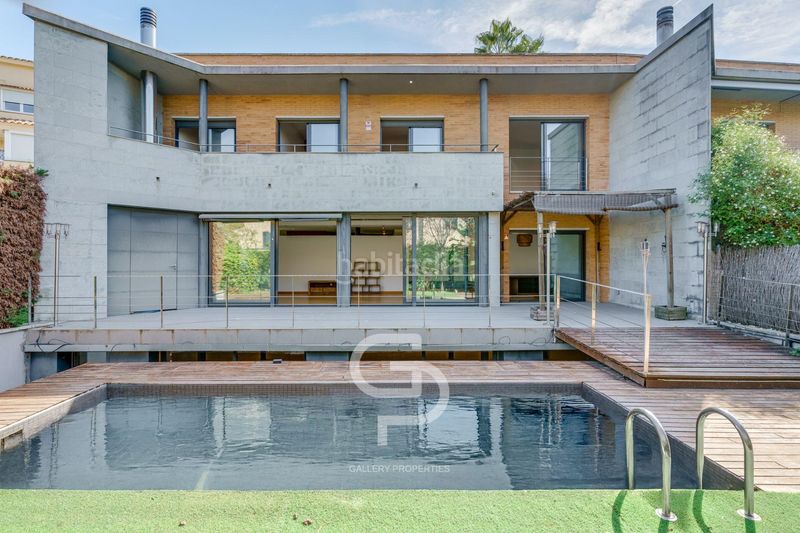 Foto 09e4b920-16f4-47e7-8449-547b9d2fc087. Casa adossada amb aparcament piscina a Alella