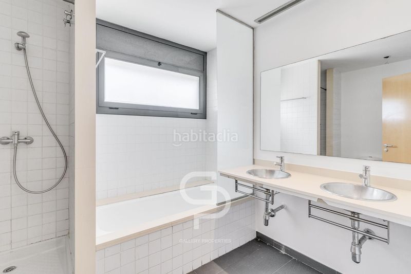 Foto 1b689e1d-31fd-4952-8cf1-1ad6283dc159. Casa adossada amb aparcament piscina a Alella