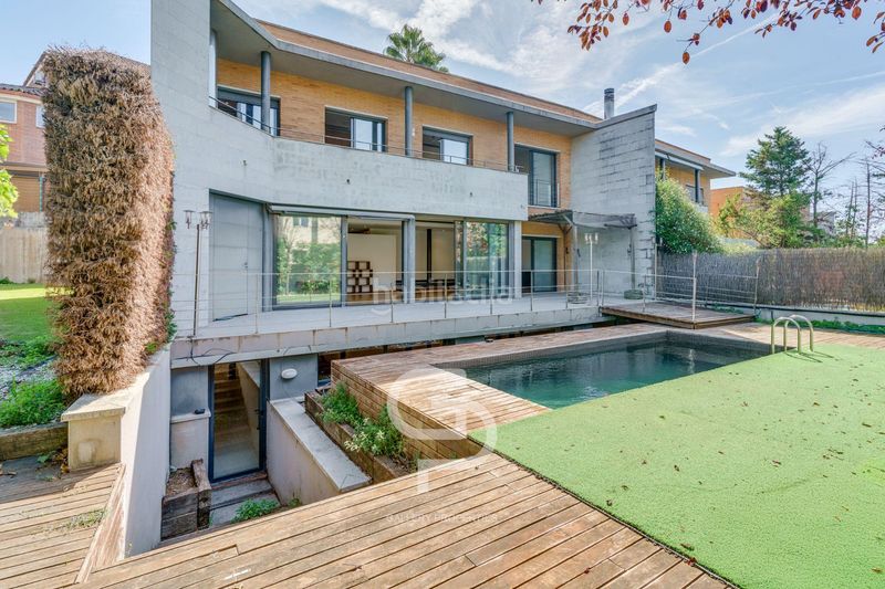 Foto 1c672cee-9995-4725-97e9-fc08556be555. Casa adossada amb aparcament piscina a Alella