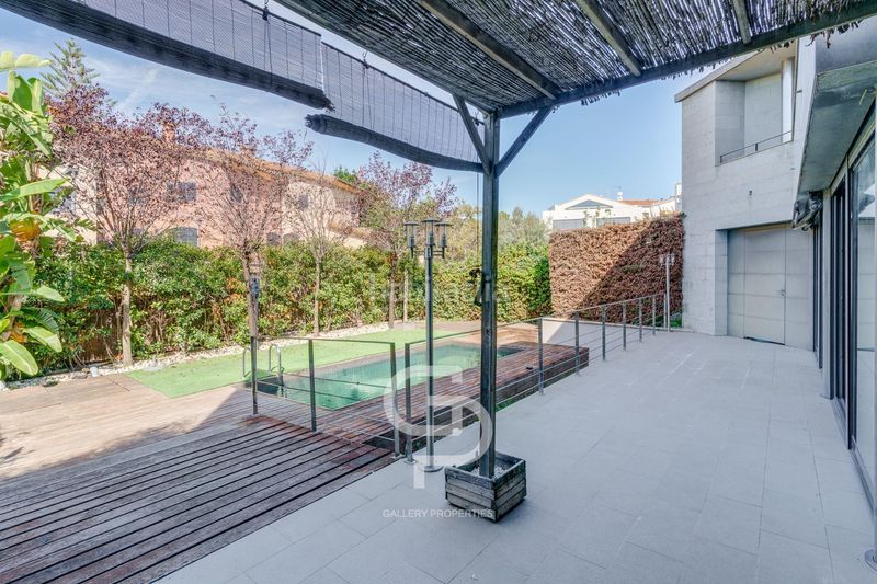 Foto b725299b-f511-453c-9caf-34e138eb149d. Casa adossada amb aparcament piscina a Alella