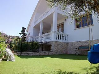 Chalet in La Miranda-Can Candeler. Casa a 4 vientos con garaje, piscina y jardin