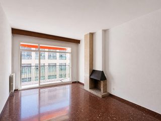 Pis  Carrer entença. Alto y luminoso piso en venta en centença