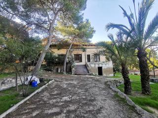 Casa  Calle publicista vctor vis. Precioso chalet a reformar con suelos de cermicas antiguas y te