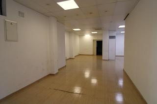 Local Comercial en Calle bernat calvet 10. Local comercial junto calle manacor