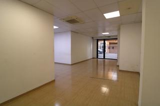 Local Comercial en Calle bernat calvet 10. Local comercial junto calle manacor