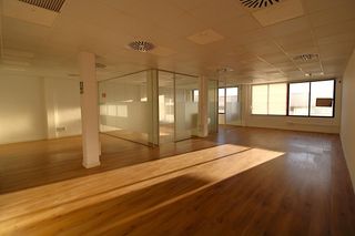 Büro  Avenida gran via d'asima. Oficina amplia y luminoso en vía asima