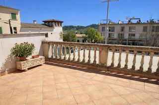 Casa adosada en Montuïri. Amplia casa adosada de pueblo céntrica en montuïri con terrazas,