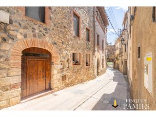 Maison à Hospital 3. Descubre esta encantadora casa de pueblo, que combina el encanto